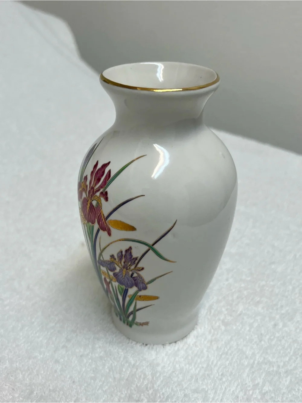 Vintage Floral Lilly Decorated Gold Color White Vase